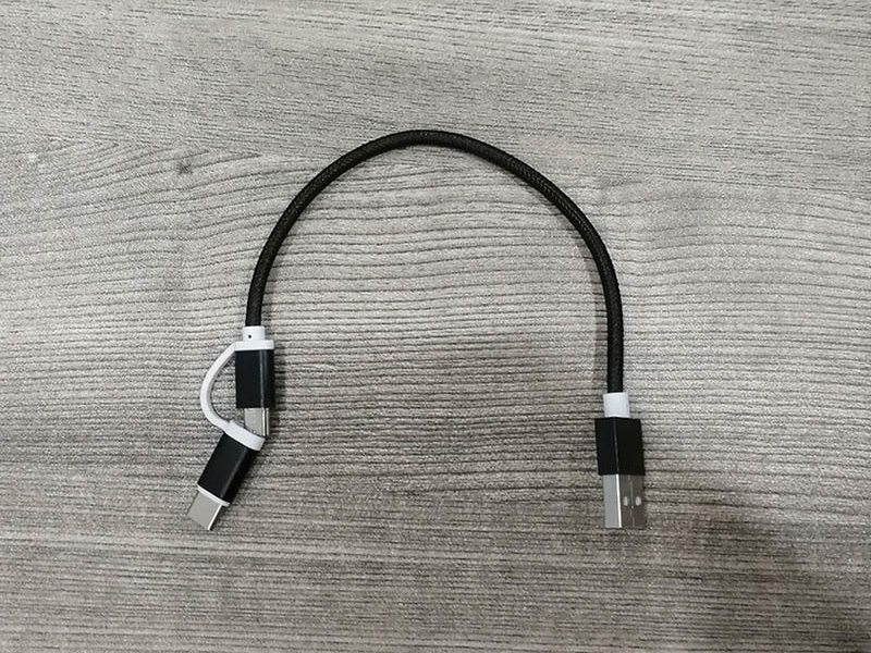 Классический короткий кабель без всяких излишеств черный