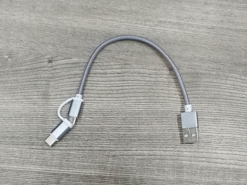 Классический короткий кабель без всяких излишеств серебряный
